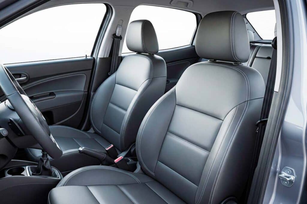 Foto do interior de um carro com banco de couro.