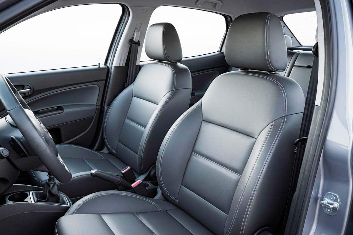 Foto do interior de um carro com banco de couro.