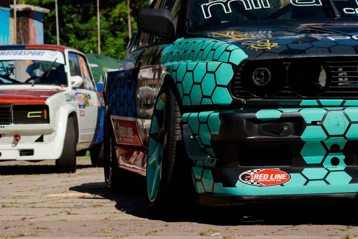 Foto ilustrativa da cambagem negativa de um carro.