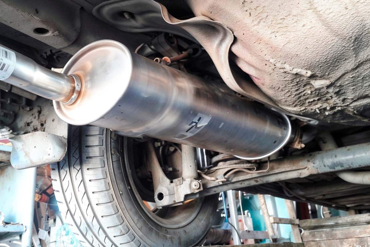 Foto do escapamento de um carro.