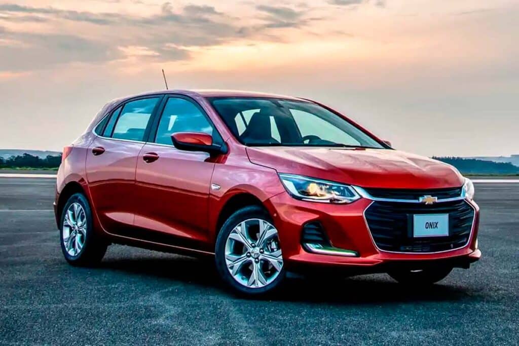 Foto de um Chevrolet Onix estacionado.