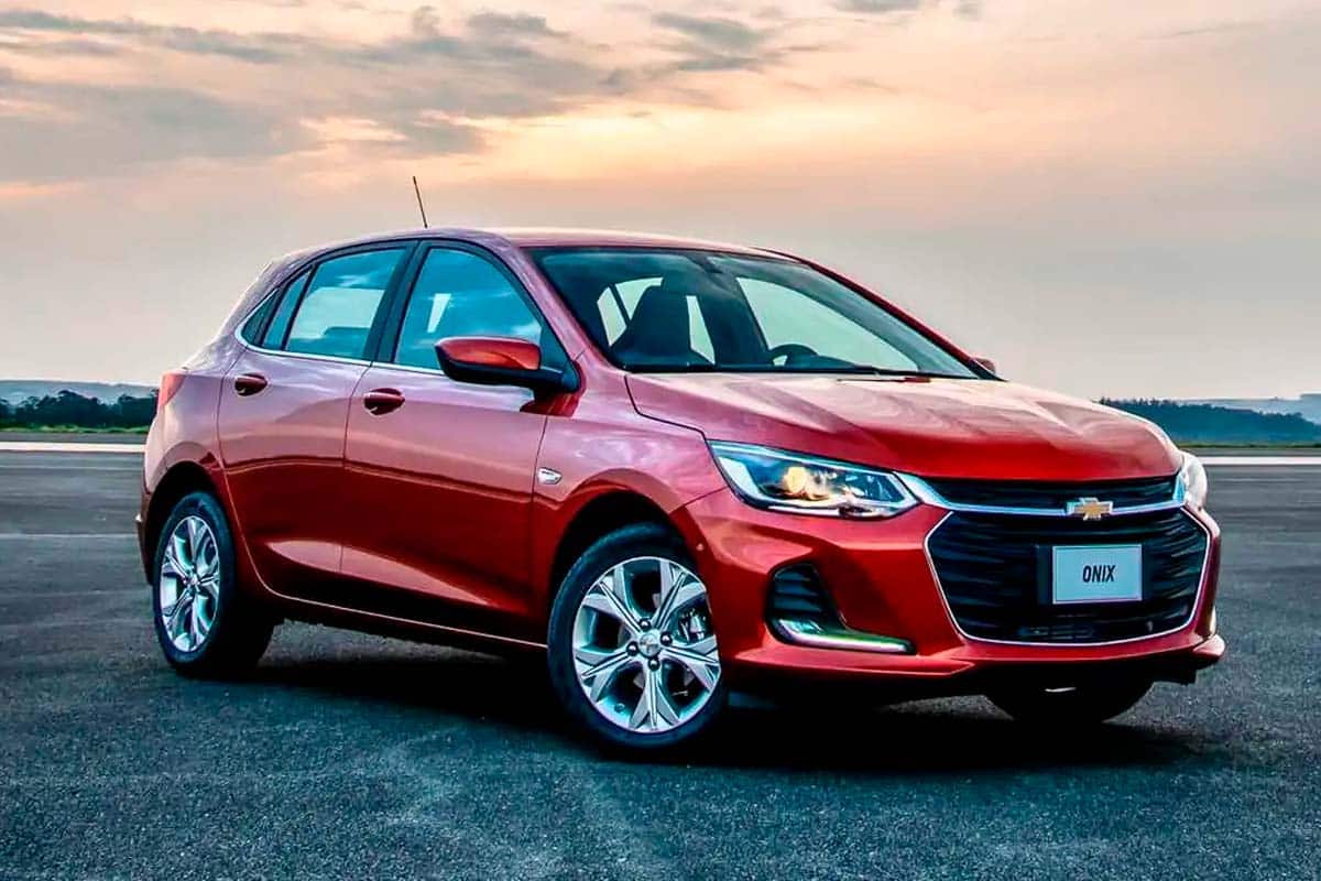 Foto de um Chevrolet Onix estacionado.