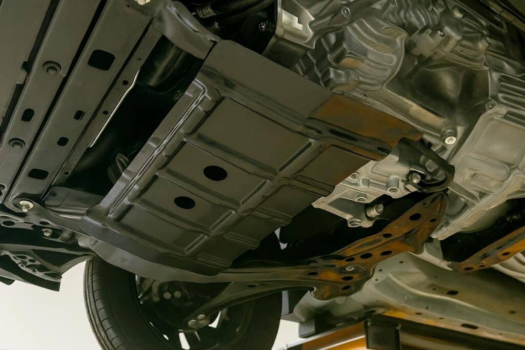 Foto mostrando a parte debaixo de um carro, evidenciando o protetor de cárter.