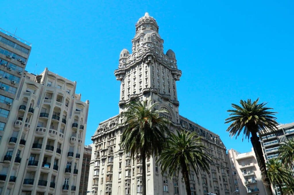 A imagem mostra o Palácio Salvo, um arranha-céu icónico localizado em frente à Praça Independência, em Montevidéu, Uruguai.